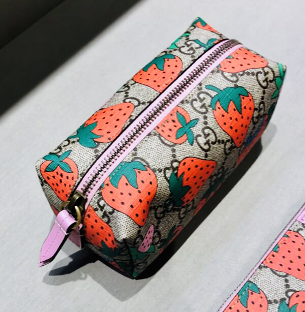 オンライン限定 グッチ 苺 コピー GGコスメティックケース 576217 GZRAT 8483